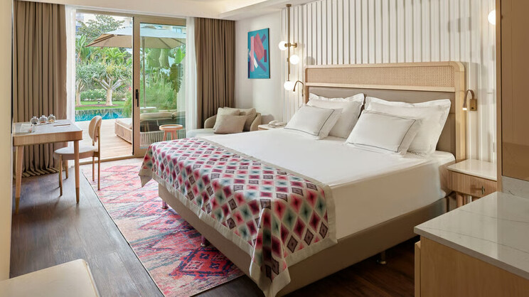 Deluxe Family Swim-Up Suite